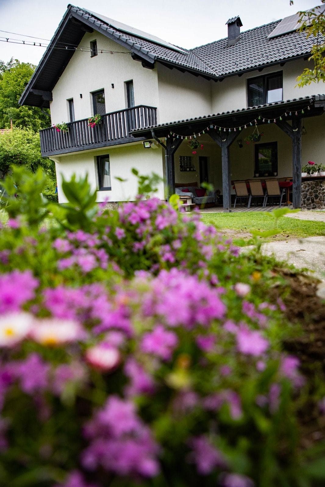 Casa cu flori în prim-plan