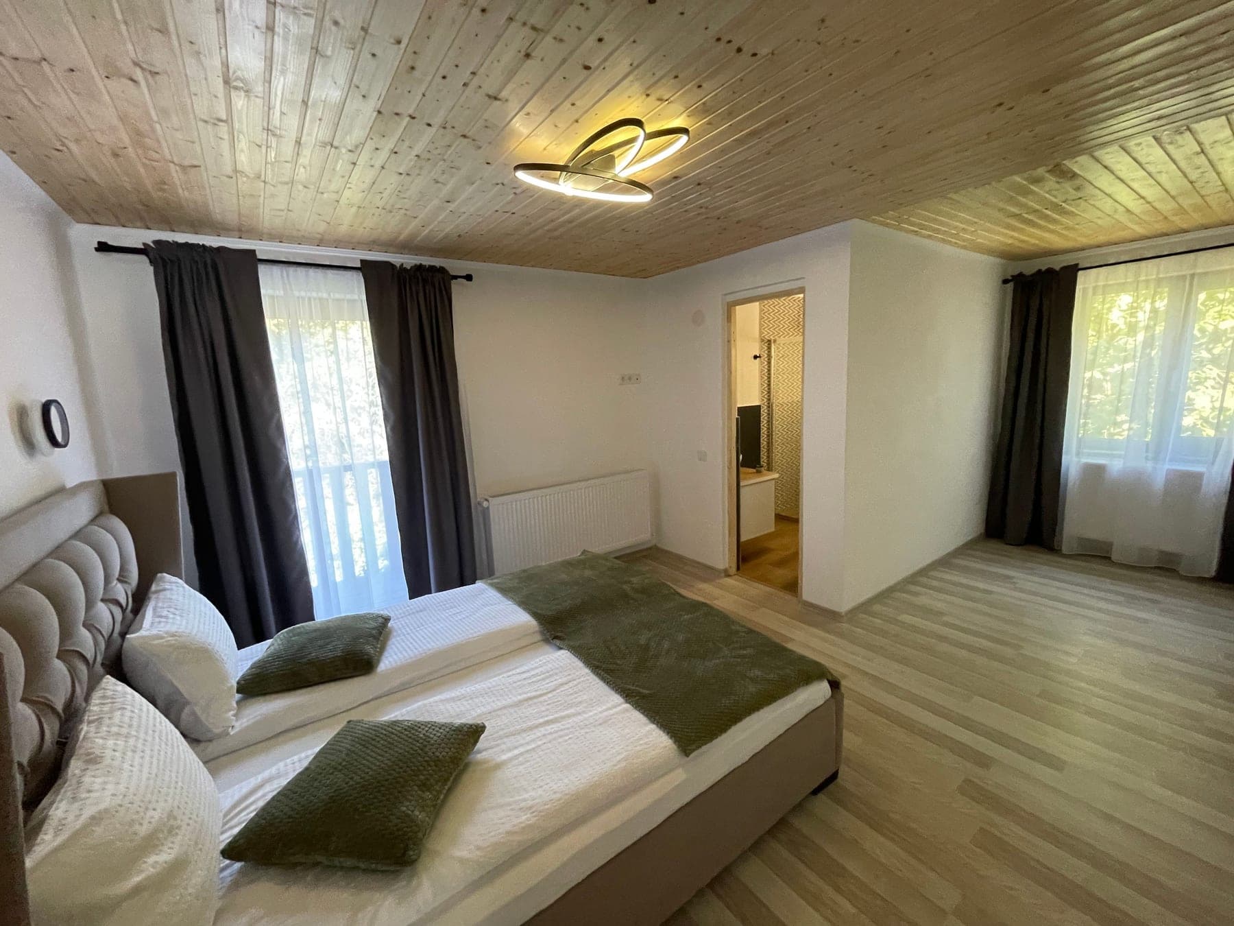 5 en-suite bedrooms